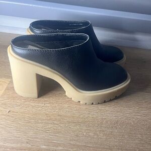 - Dolce Vita Camdin Leather Clogs Size 6